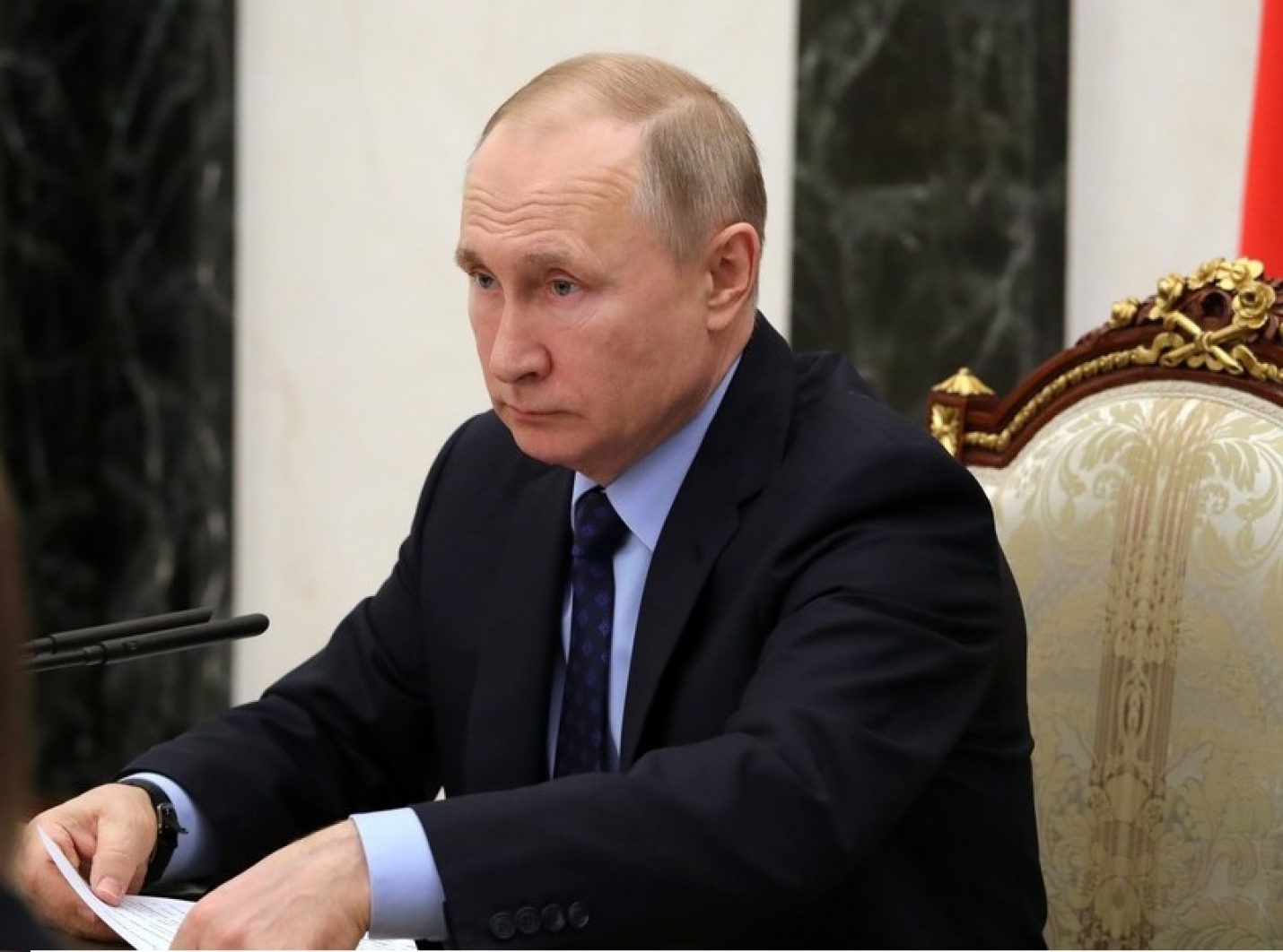 Путин заявил о несогласии с называющими его царем